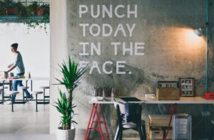Bureau avec plante verte, ambiance éco-responsable