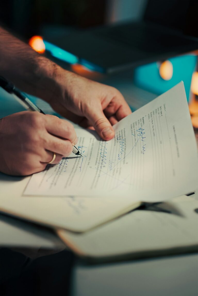 Mains signant un document RH avec un stylo