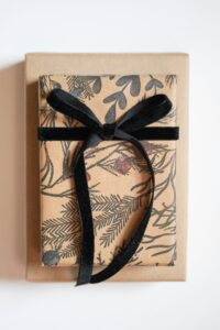 Cadeau corporate emballé avec ruban élégant