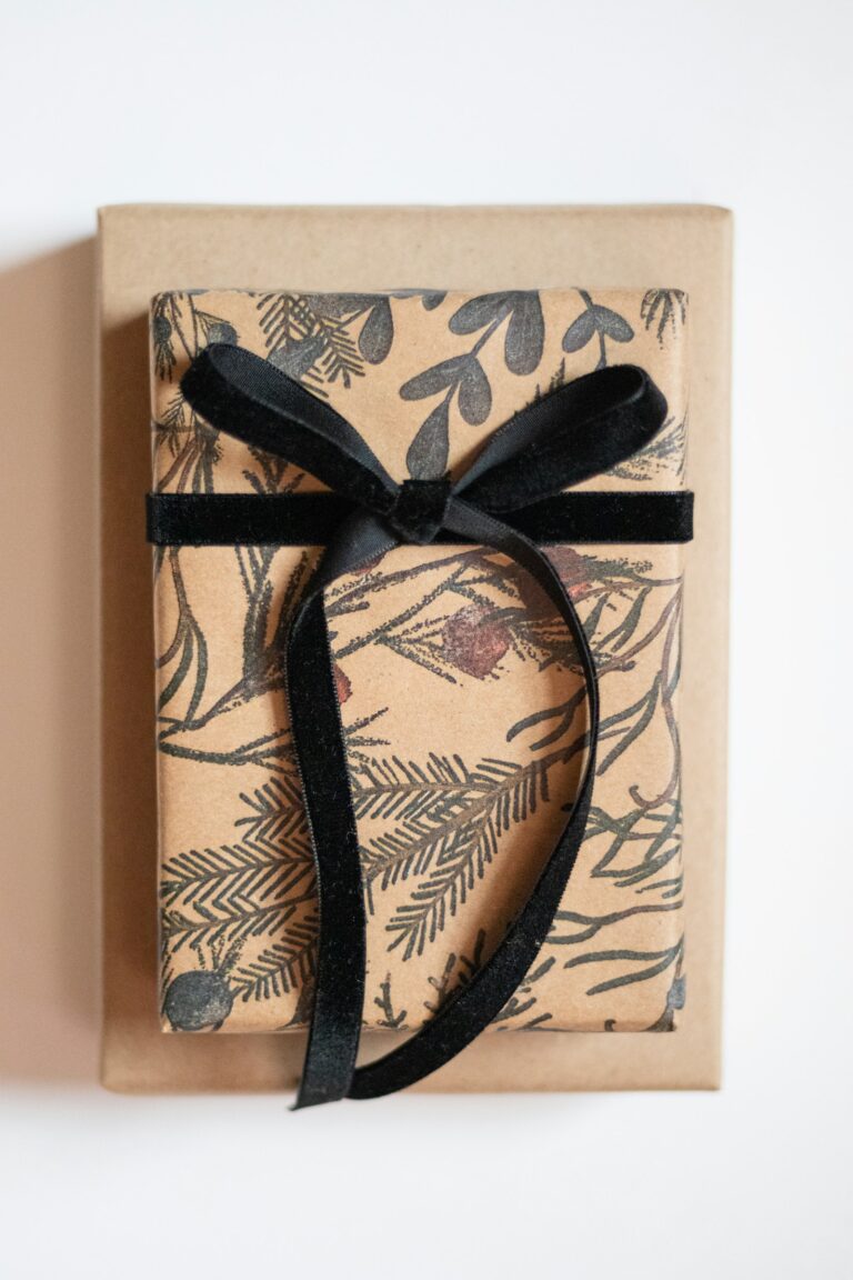 Cadeau corporate emballé avec ruban élégant