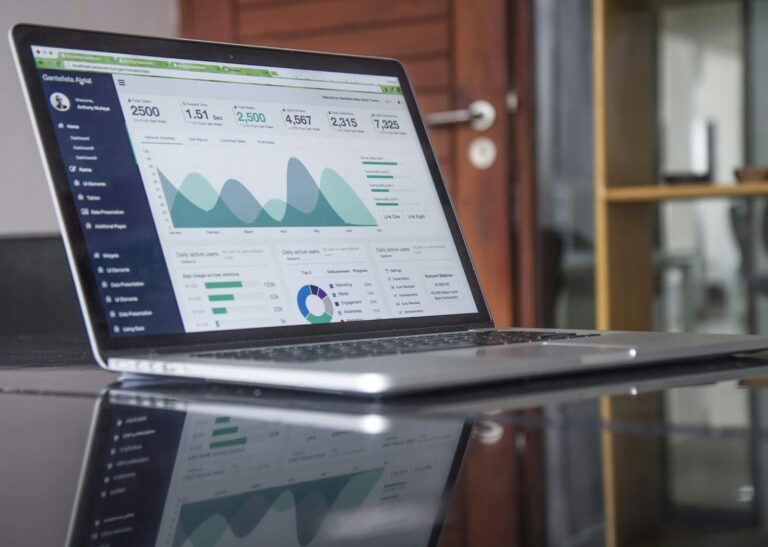 Laptop affichant statistiques et graphiques