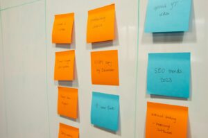 Tableau kanban couvert de post-it représentant un workflow lean