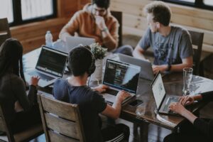 « Au sein de votre entreprise » : sens, usage et piège à éviter