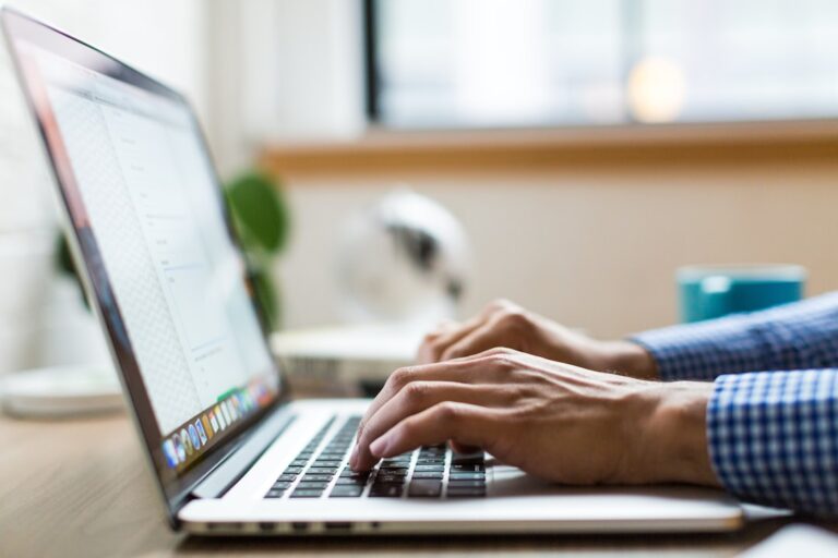 Relecteur correcteur en ligne : quel outil choisir pour vos écrits professionnels
